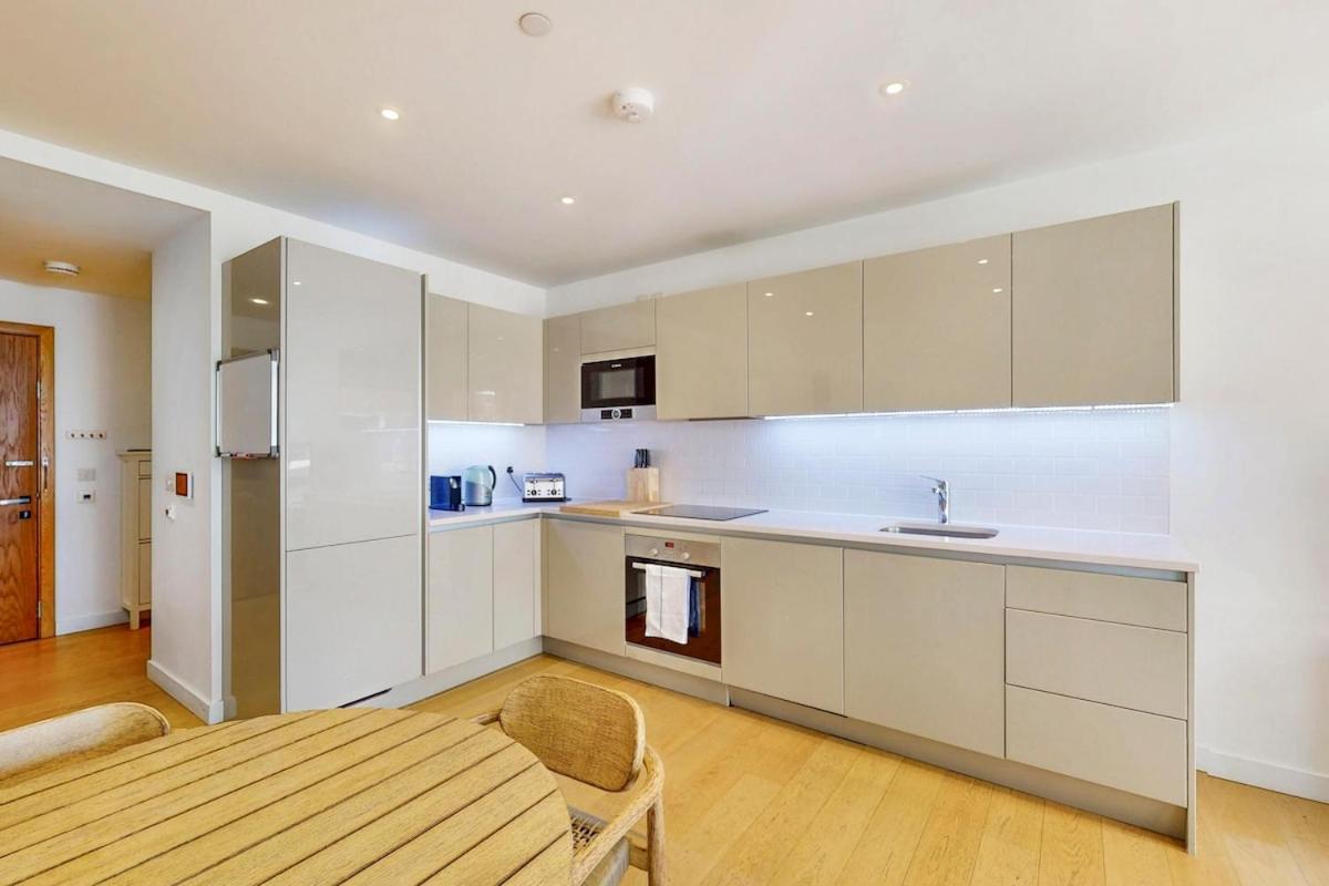 Chic 1 Bed Flat With Balcony Walking Distance to tube - 3
