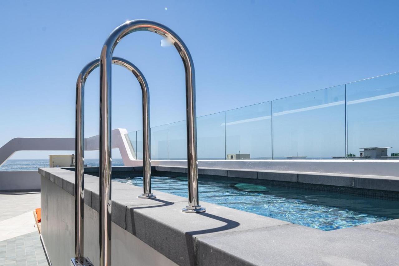 Sea Point Modern 2-Bed with Ocean Mountain Views - 4