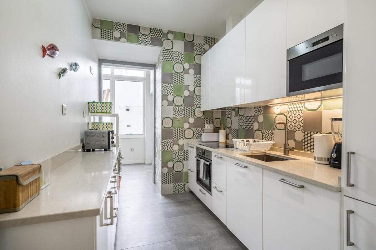 Central T2 with AC and Patio Near Av da Liberdade by Lisbeyond - 3