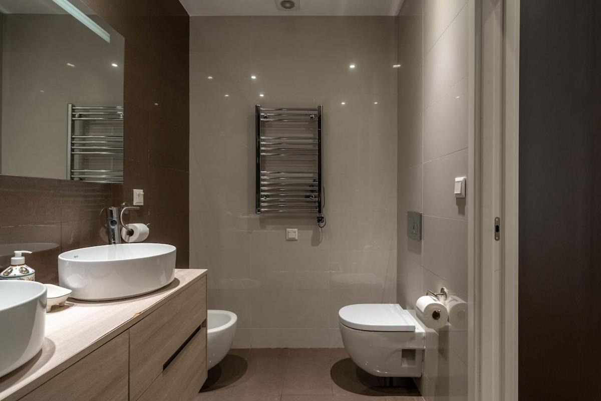 Central T2 with AC and Patio Near Av da Liberdade by Lisbeyond - 4