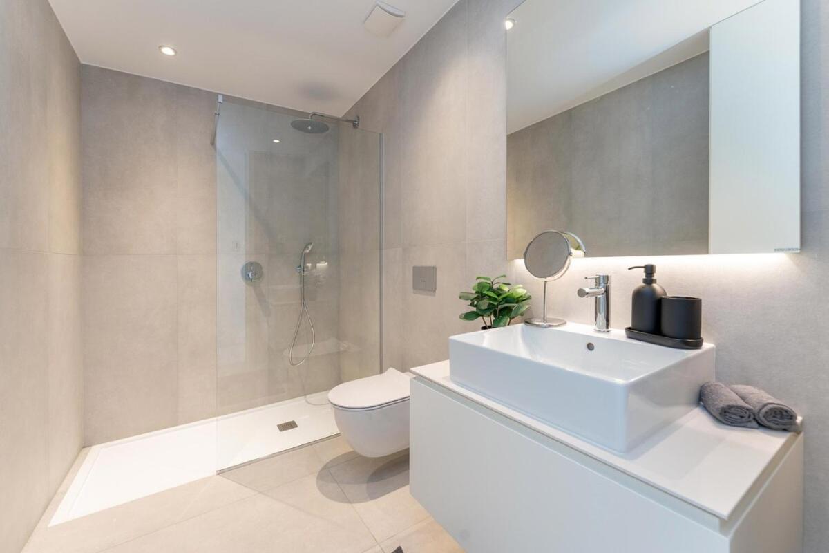 Luxury 3BR Sea Views, Pool, Sauna, Gym - 3