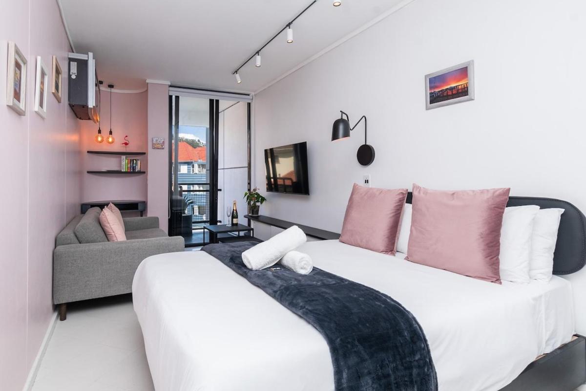 Seapoint Studio Apartment with View Of Lions Head. - 4