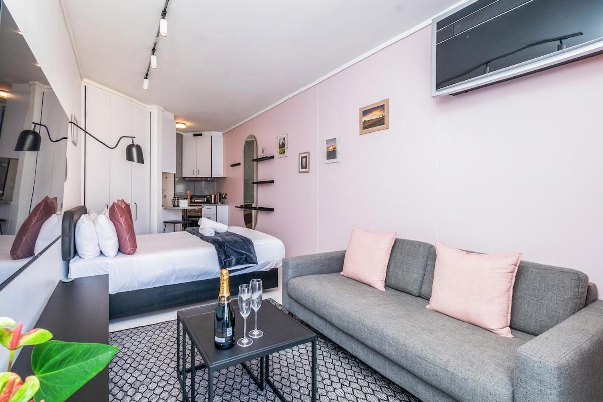 Seapoint Studio Apartment with View Of Lions Head. - 5