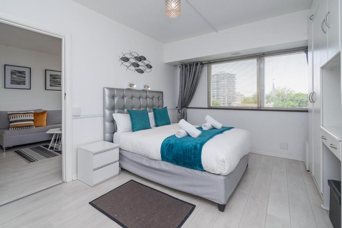 Apartment in Seapoint, Pool and free parking. - 2