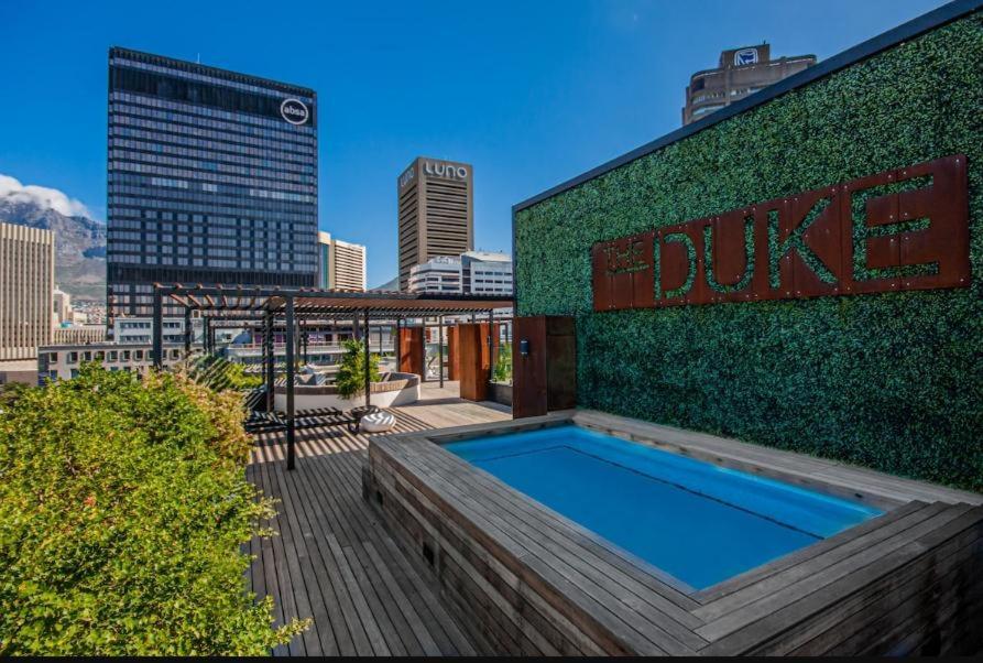 The Duke 1-Bedroom with Rooftop Pool Views - 3