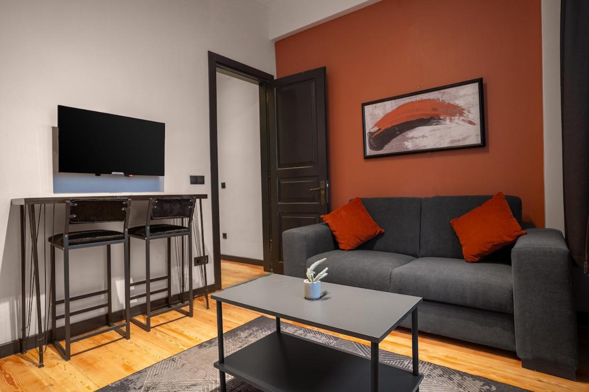 Charming 1BR Flat with Balcony in Cihangir - 5