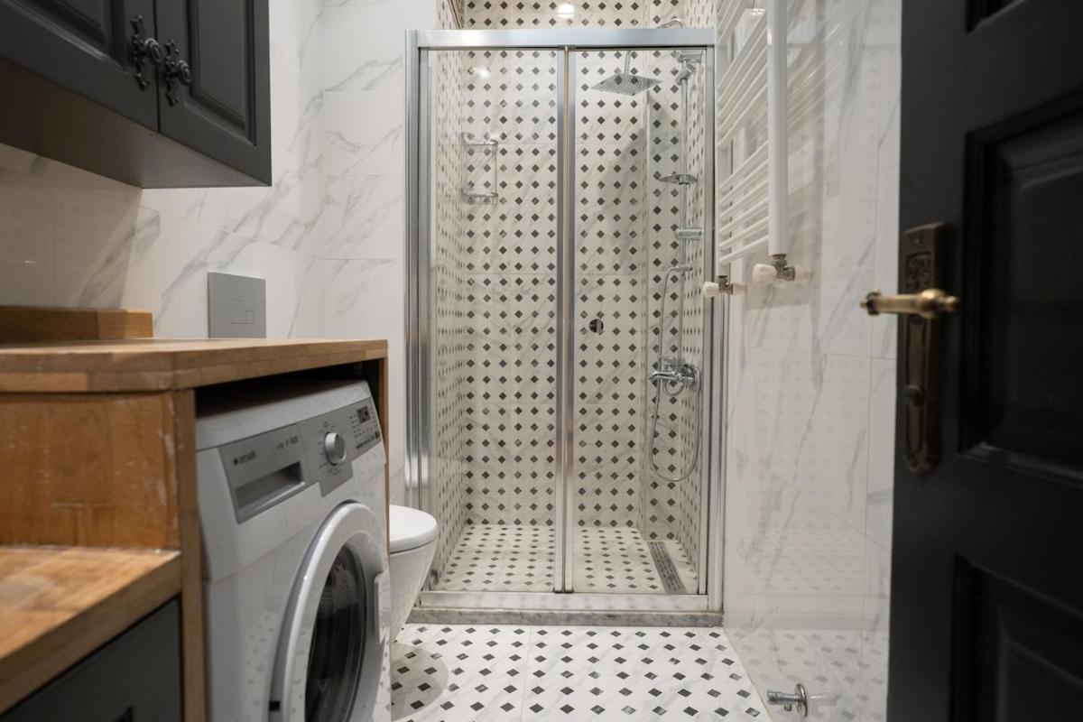 Charming 1BR Flat with Balcony in Cihangir - 3