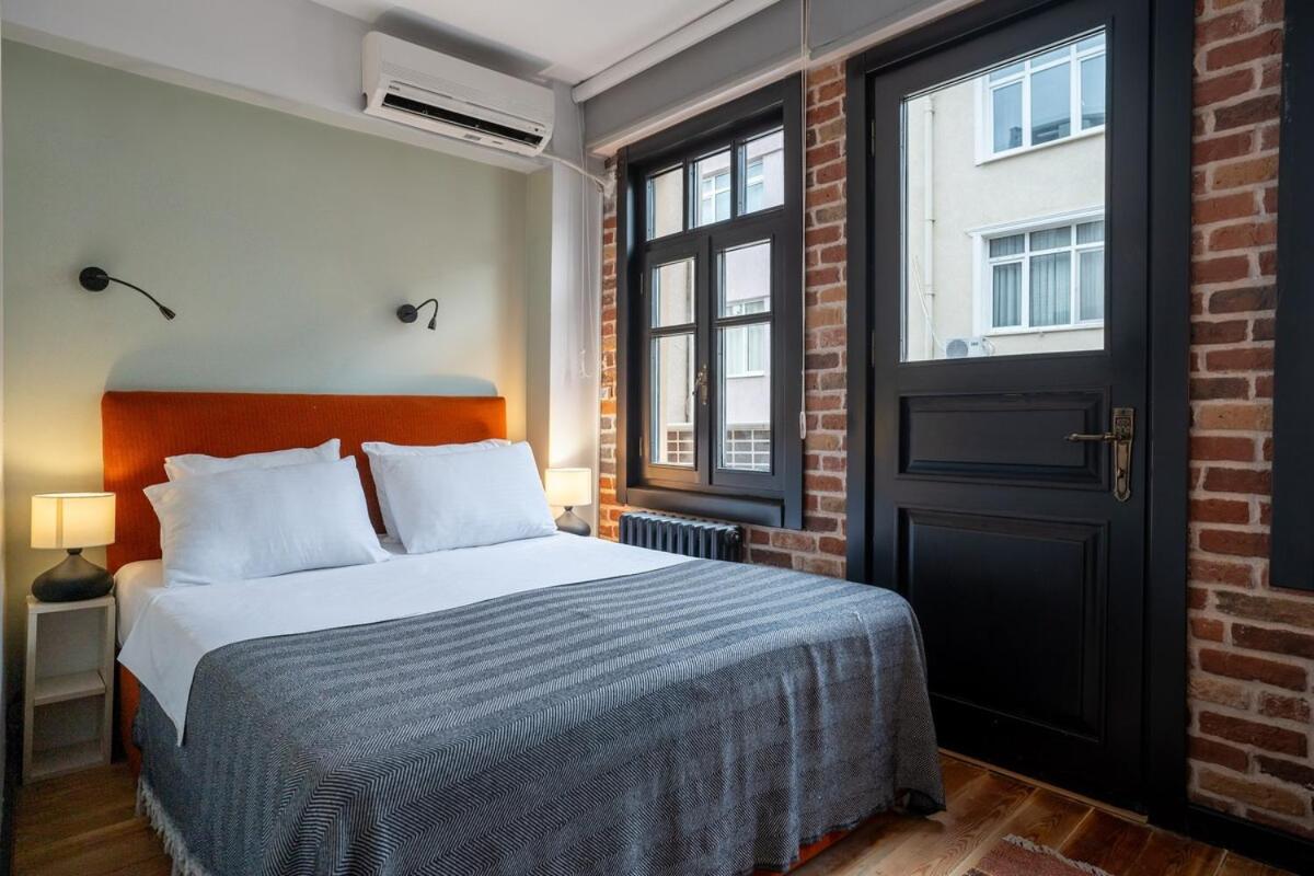 Cozy Urban 1BR Nest with Balcony Charm - 2