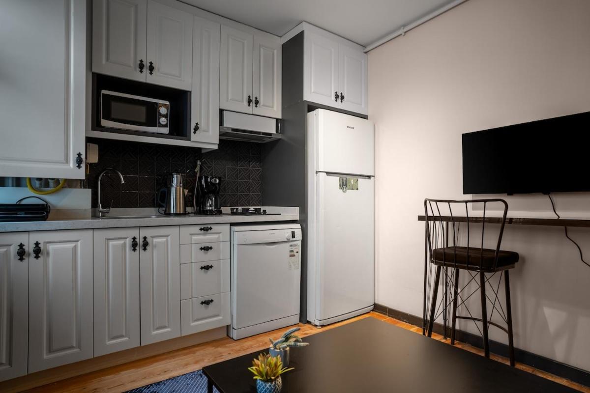 Cozy Urban 1BR Nest with Balcony Charm - 4