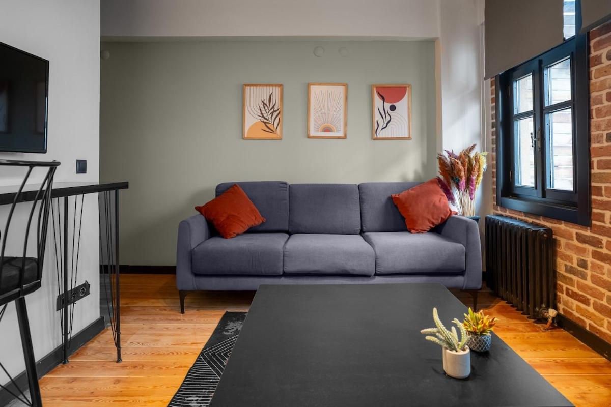 Cozy Urban 1BR Nest with Balcony Charm - 5