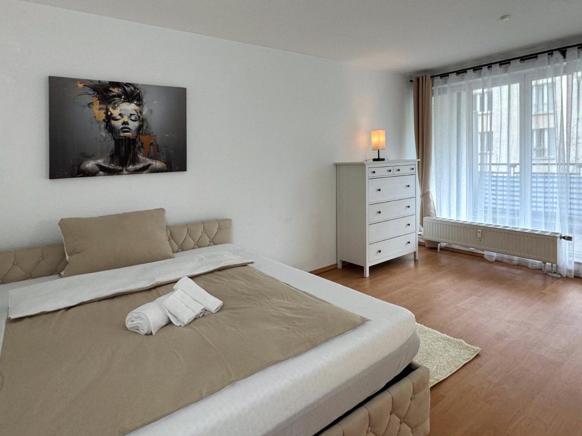 HolidayHome Apartments I Friedrichshain - Spacious Private Room