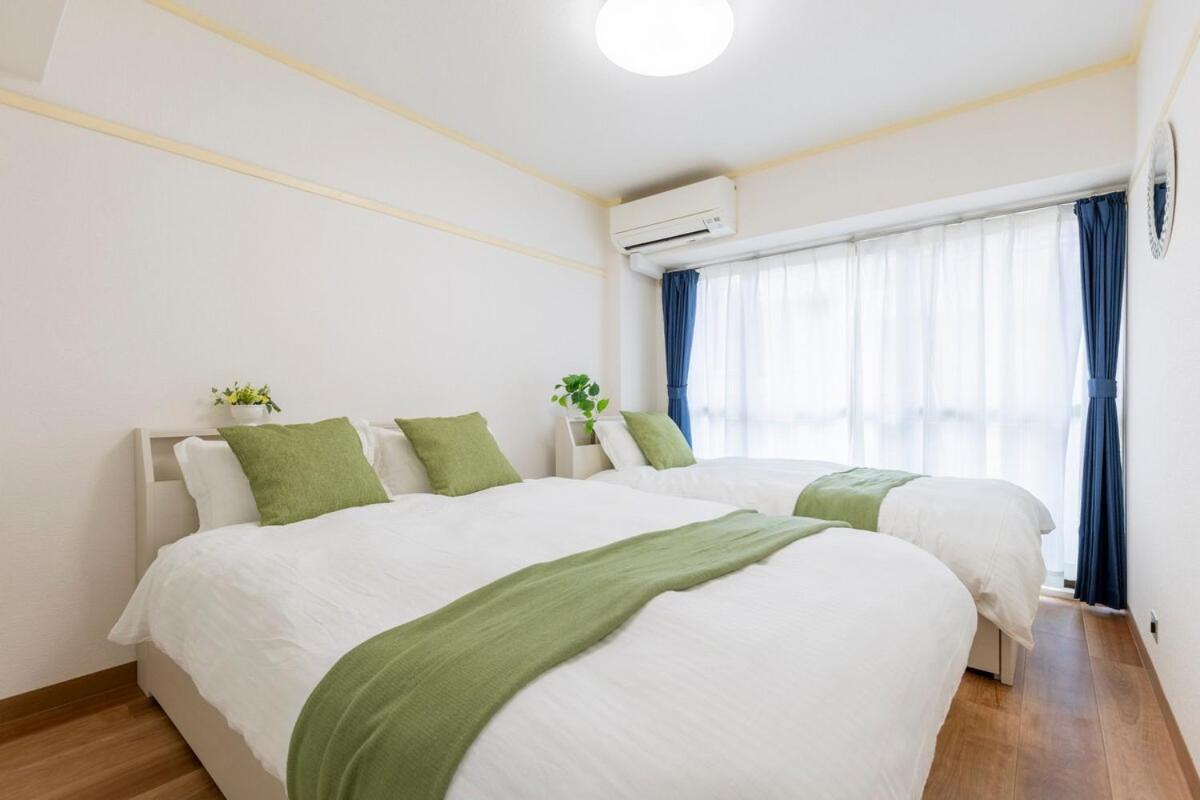 3 bedrooms, 5-minute walk to Shinjuku City Center, Isetan department store , max 7 people