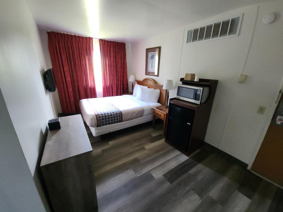 Coastal Inn and Suites — photo 21