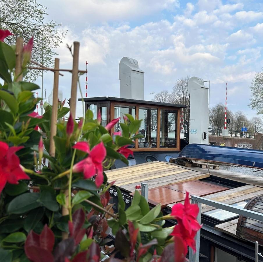 Houseboat Reussi