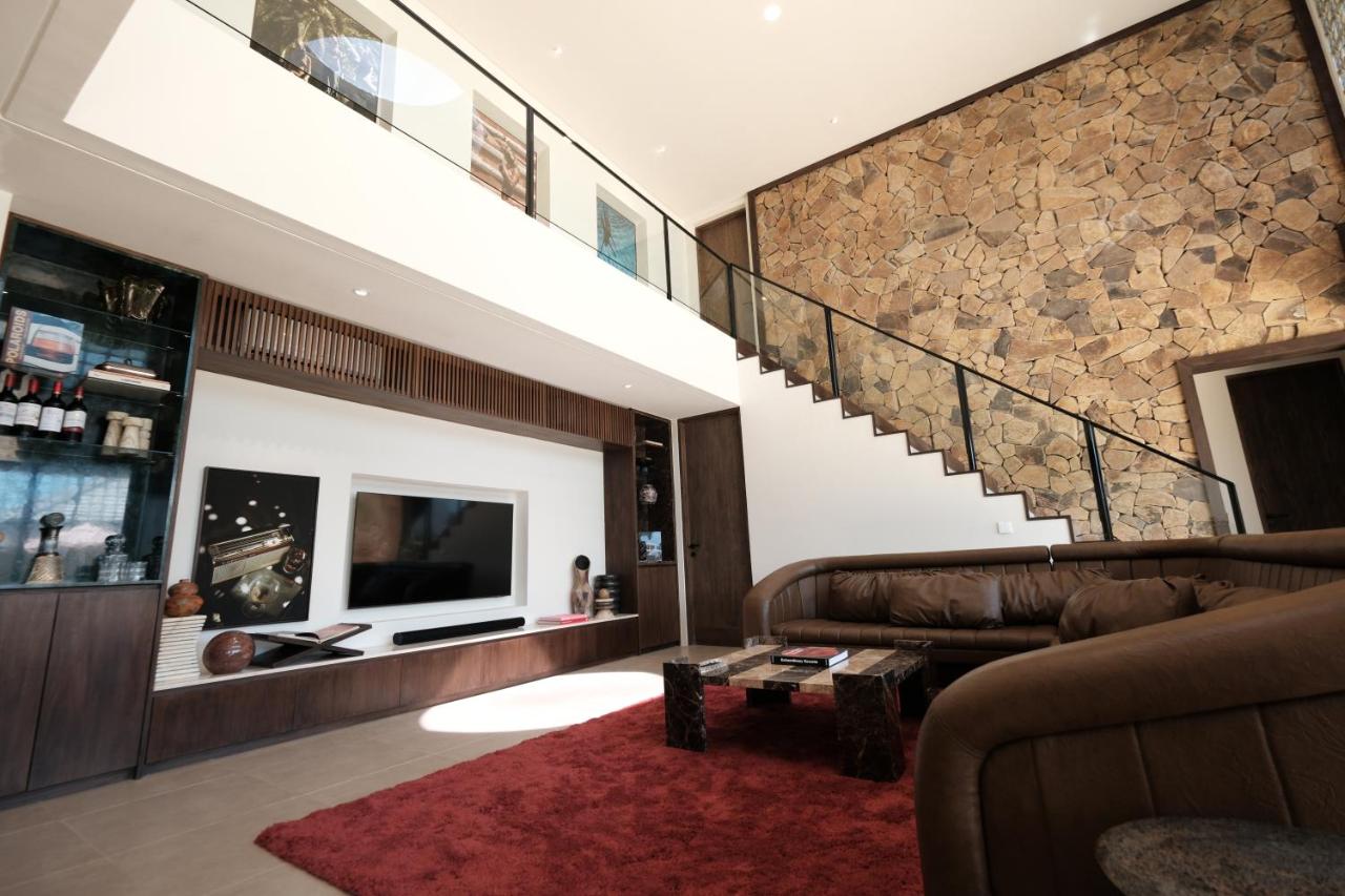 Slim Summer House, 4 bedroom Mid Century Villa in Uluwatu - 3