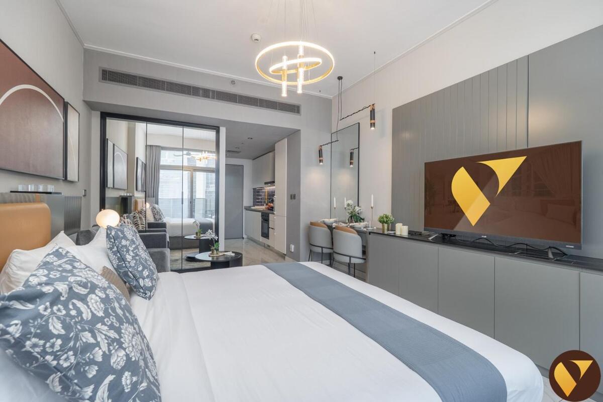 Vogue Vacation Homes, Downtown Mag318 near Burj Khalifa and Dubai Mall, Studio Apartment with Balcony, Canal and City View, Access to all Amenities - 2