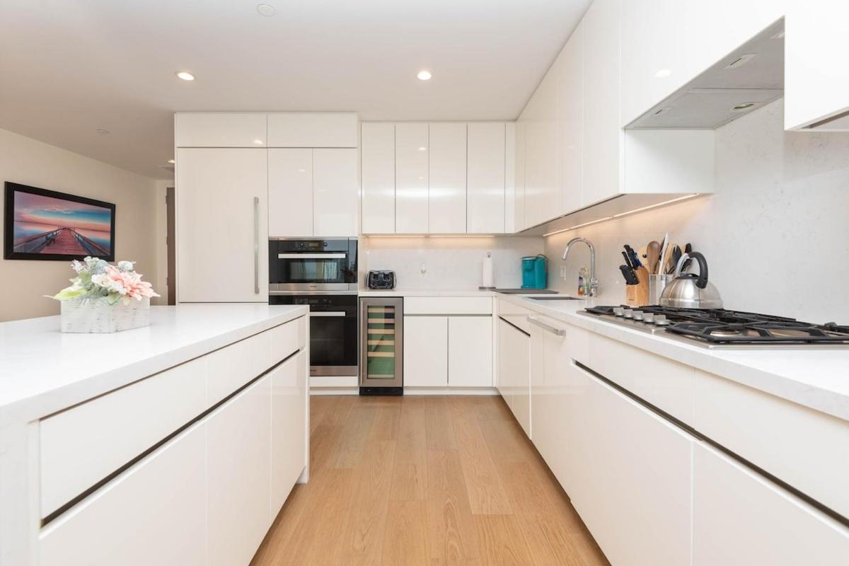 Snug 3BR HighRise with Pool, Spa & Rooftop Views - 5