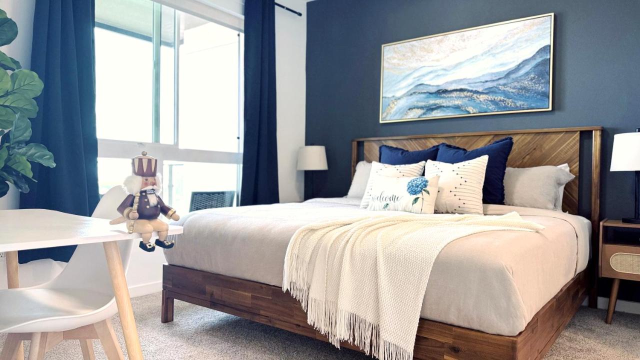 Hollywood Modern One-Bedroom - Walk to Walk of Fame Free Parking Pool & Gym