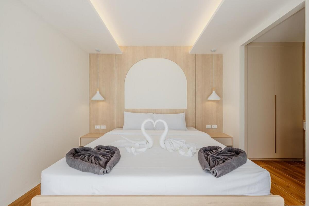 C190 Sleek 1BR with Infinity Pool, Gym, Rooftop - 3