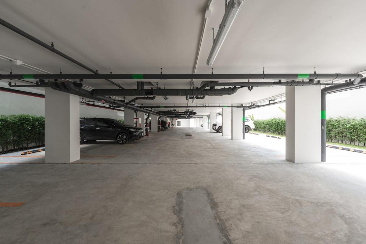 C190 Sleek 1BR with Infinity Pool, Gym, Rooftop - 5