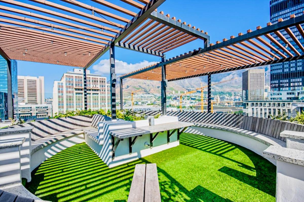 Chic Urban Apartment • Prime Cape Town Location - 4