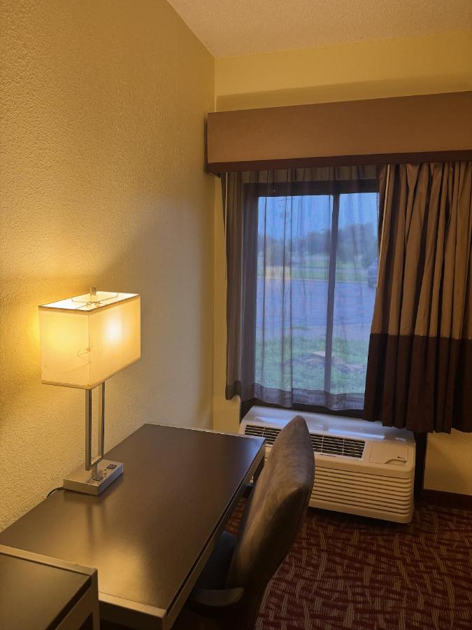 Royal Inn & Suites — photo 17