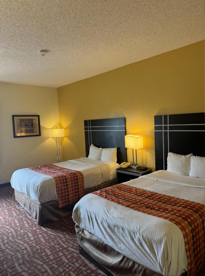 Royal Inn & Suites — photo 18