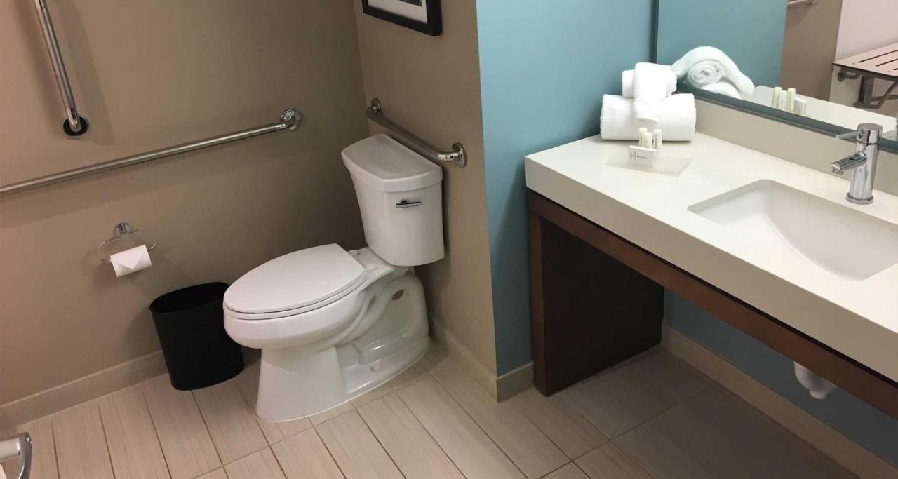 Royal Inn & Suites — photo 19