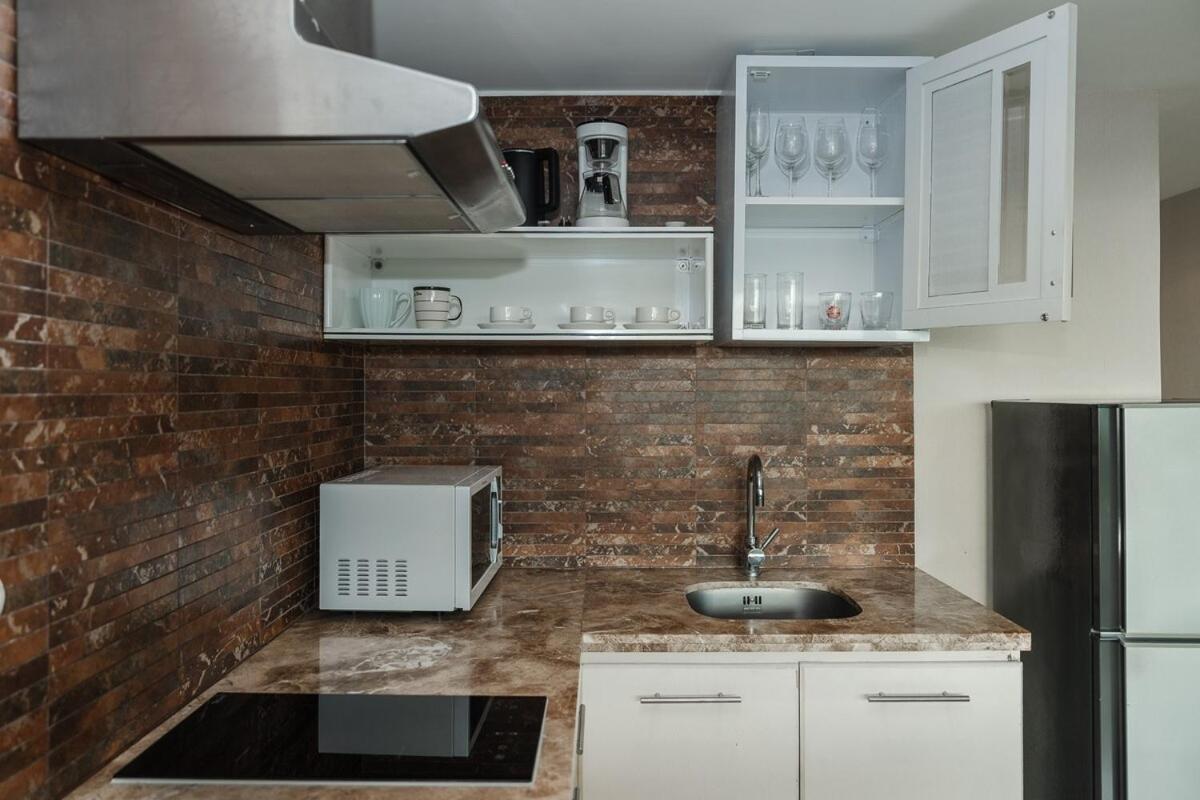 C195 Romantic 1BR Ocean Views Cozy & Bright - 2