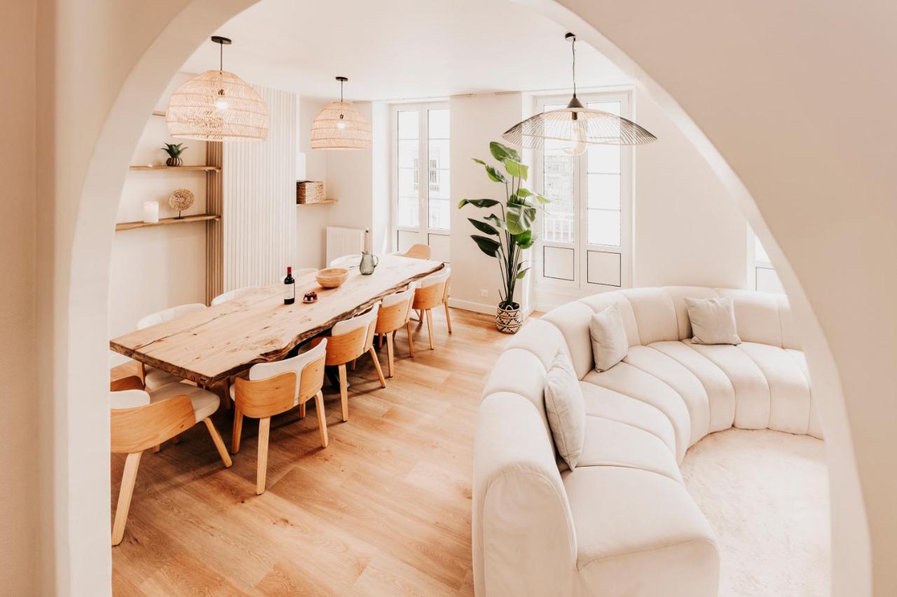 Spacious 5-Bedroom Home with Terrace, Air Conditioning and Parking - 2