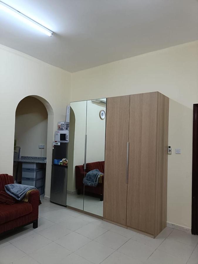 Khalifa A studio room 13-5 - 3