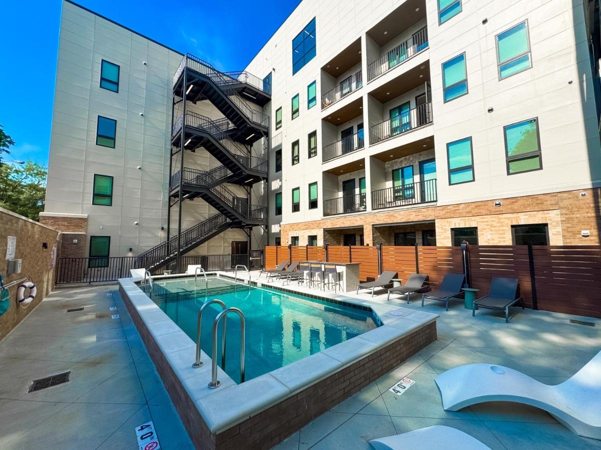 Let Er Buck on Music Row, Mins to Broadway with Pool, Gym, Balcony - 4