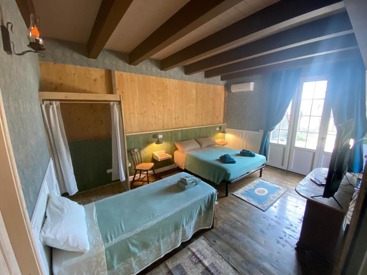 Camera da letto arredata con caldi toni country e dettagli western