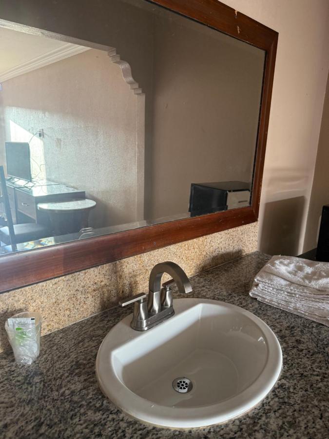 La Petite Rouge Motel — photo 9