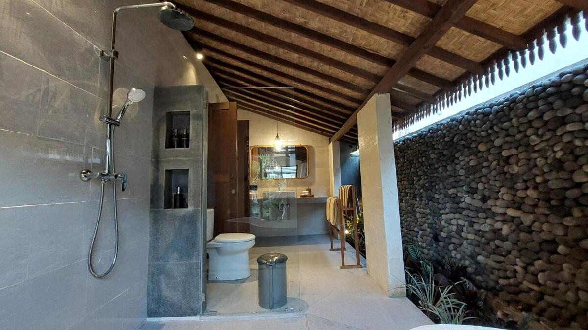 Chic 1BR Romantic and Private Pool at Puri Bhawana - 3