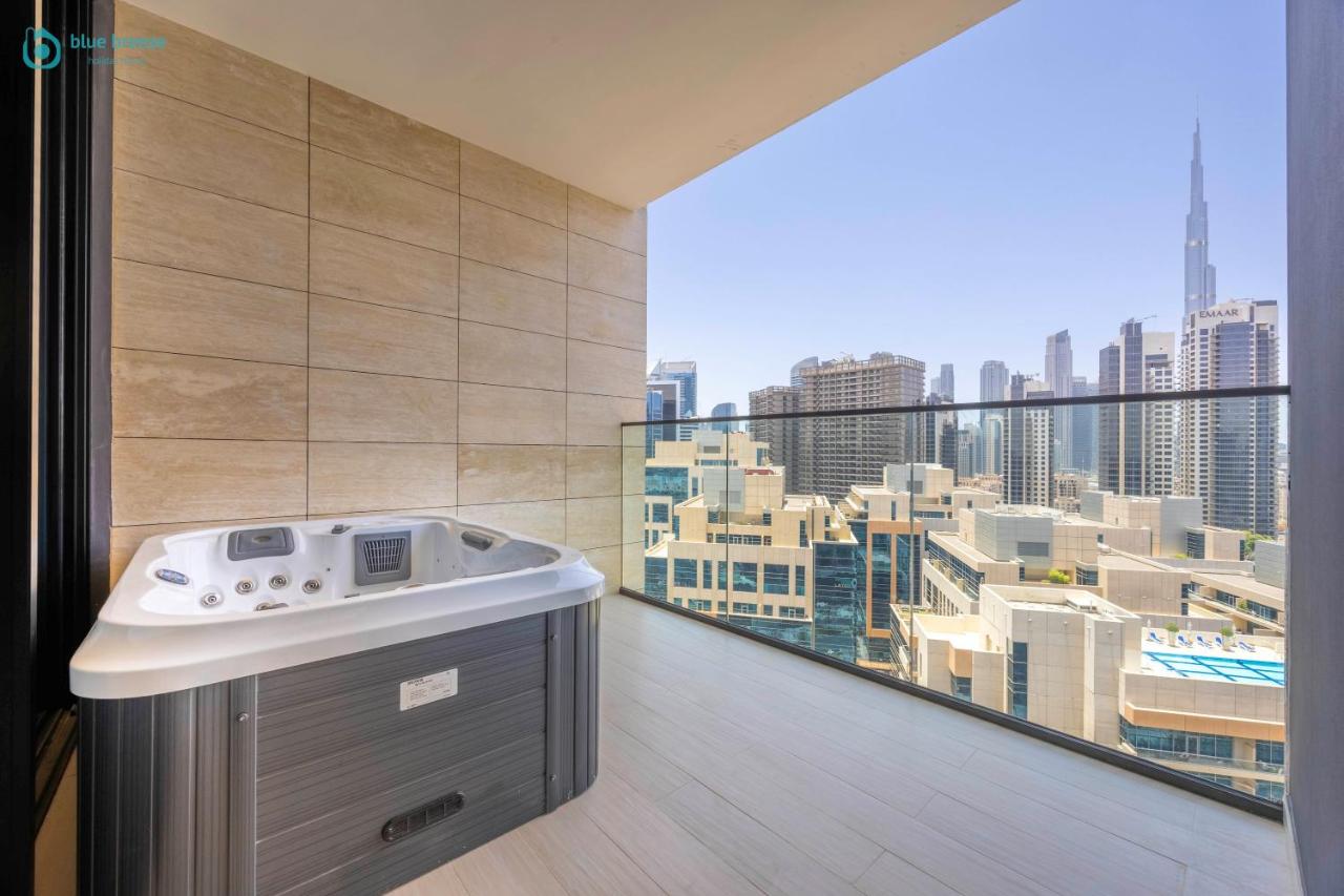 Blue Breeze - Luxurious 1BR with Private Jacuzzi & Burj View - 3