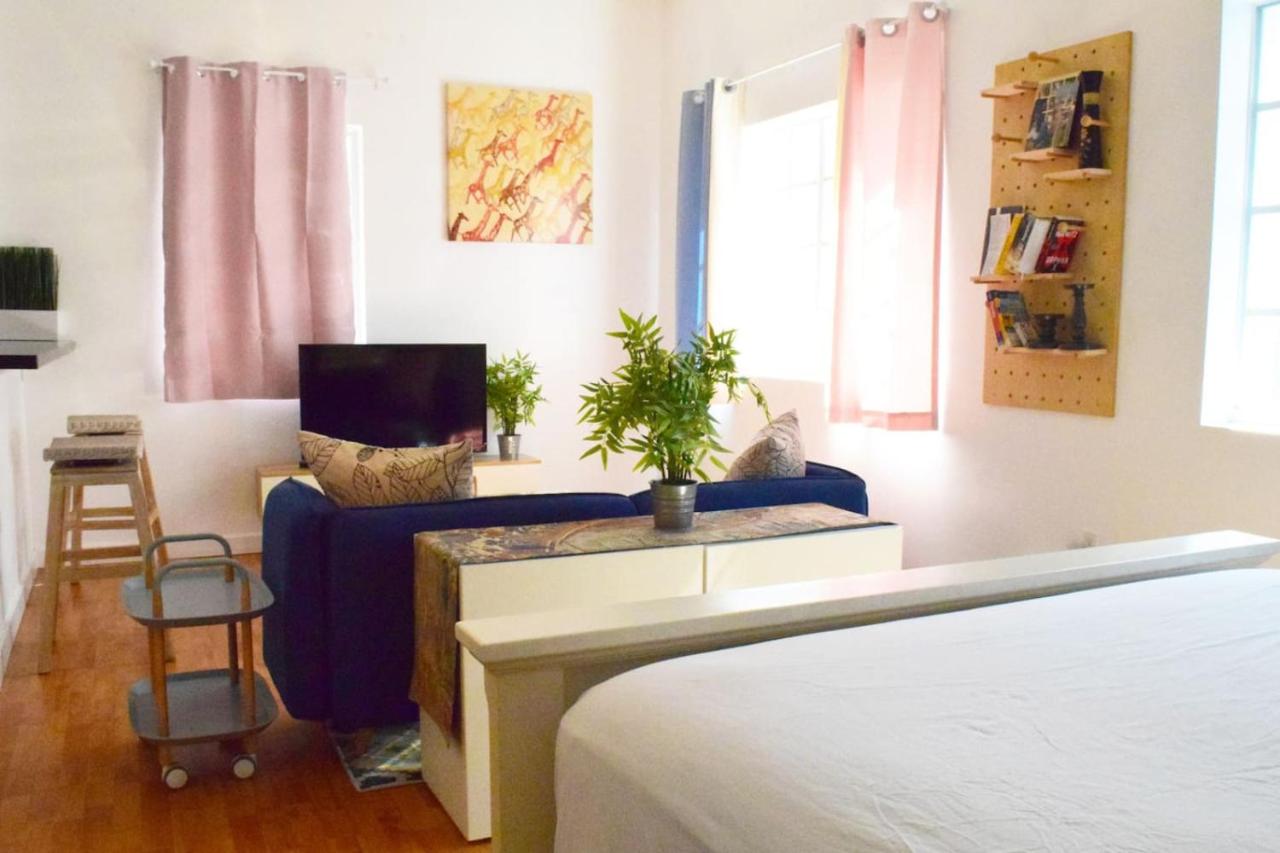 Light-Filled Apt Steps to Beach Convention Center - 4