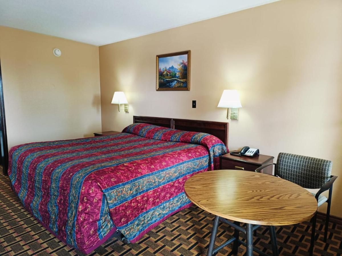 Victorian Inn Athens TX — photo 7