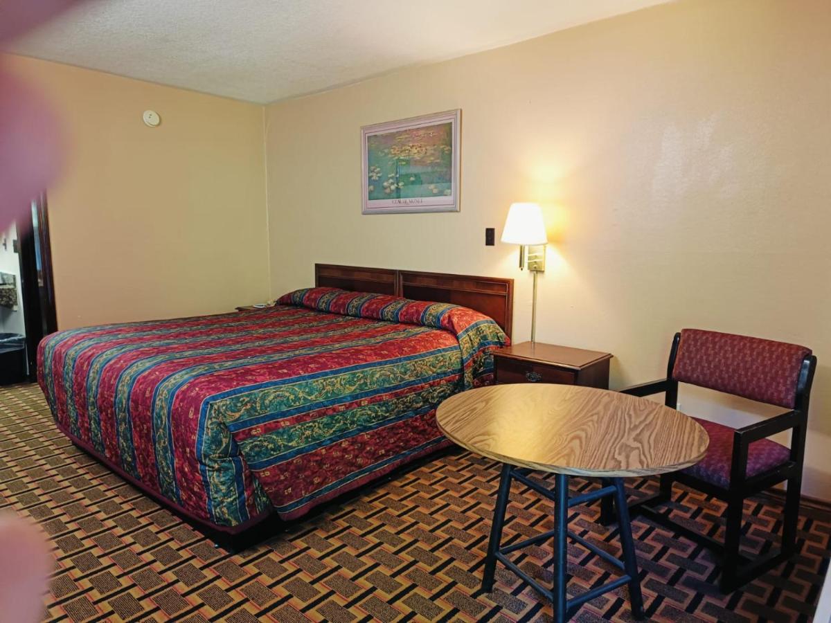Victorian Inn Athens TX — photo 10