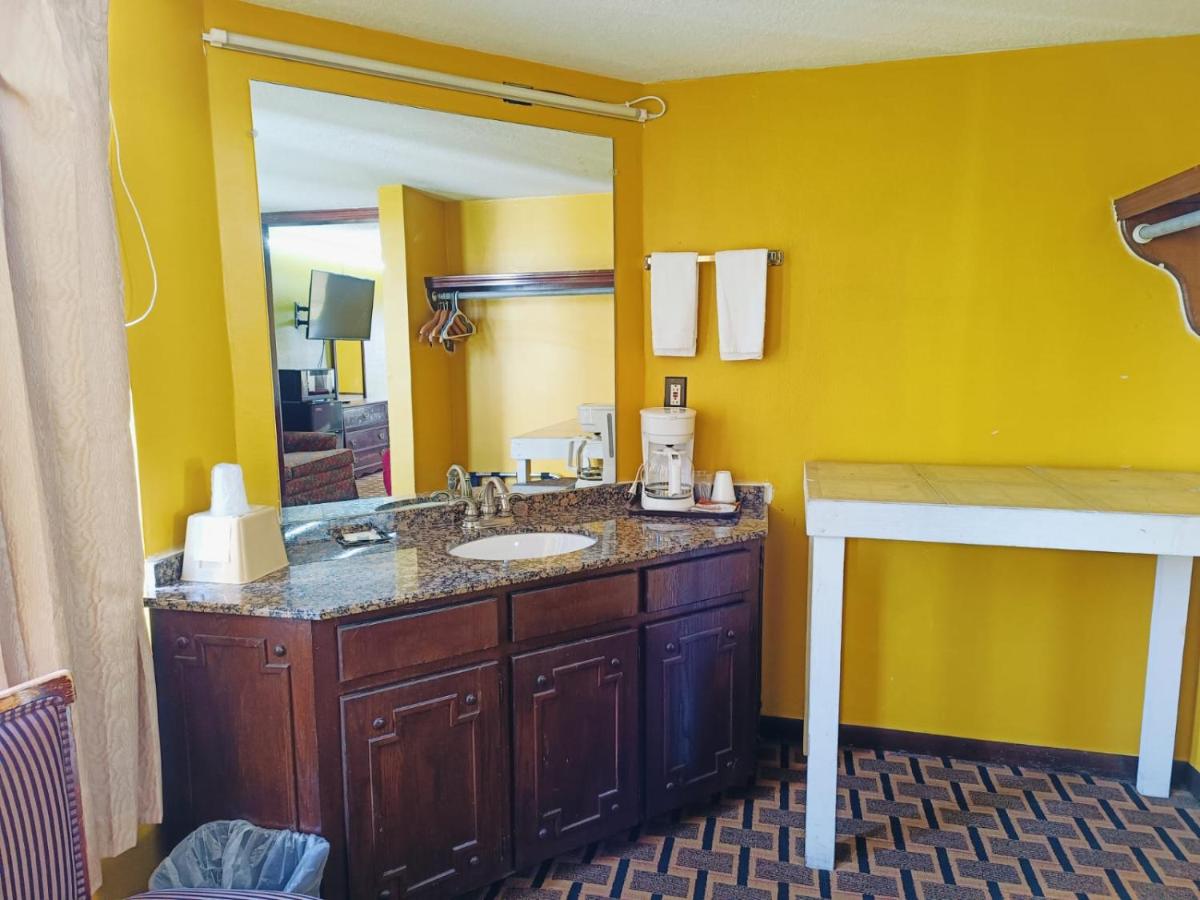Victorian Inn Athens TX — photo 20