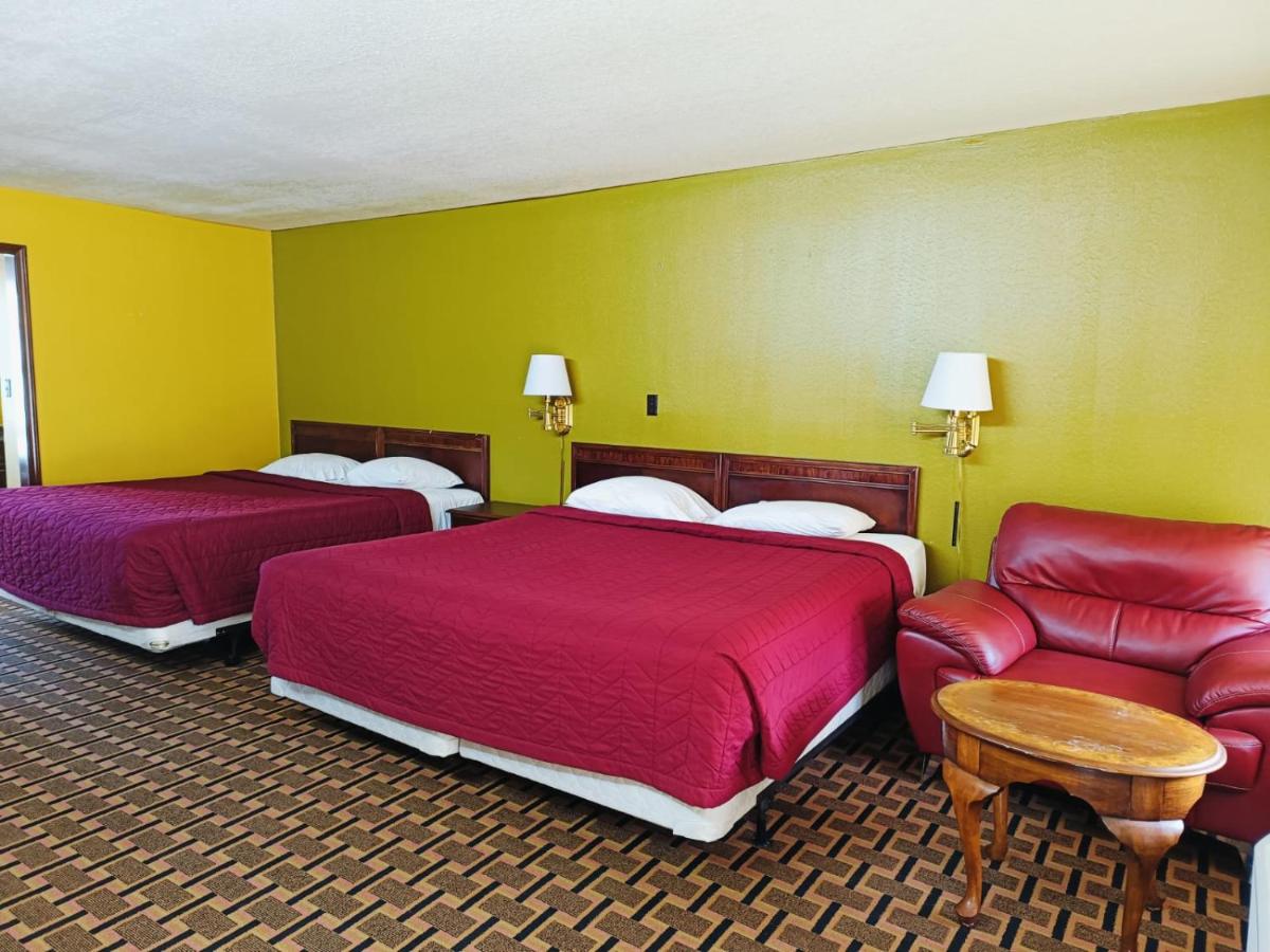 Victorian Inn Athens TX — photo 17