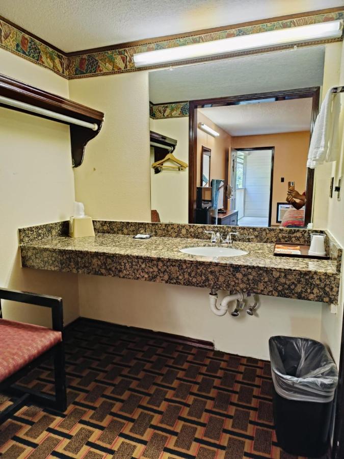 Victorian Inn Athens TX — photo 19