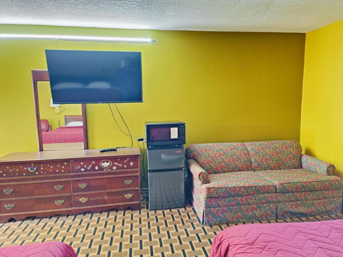 Victorian Inn Athens TX — photo 16