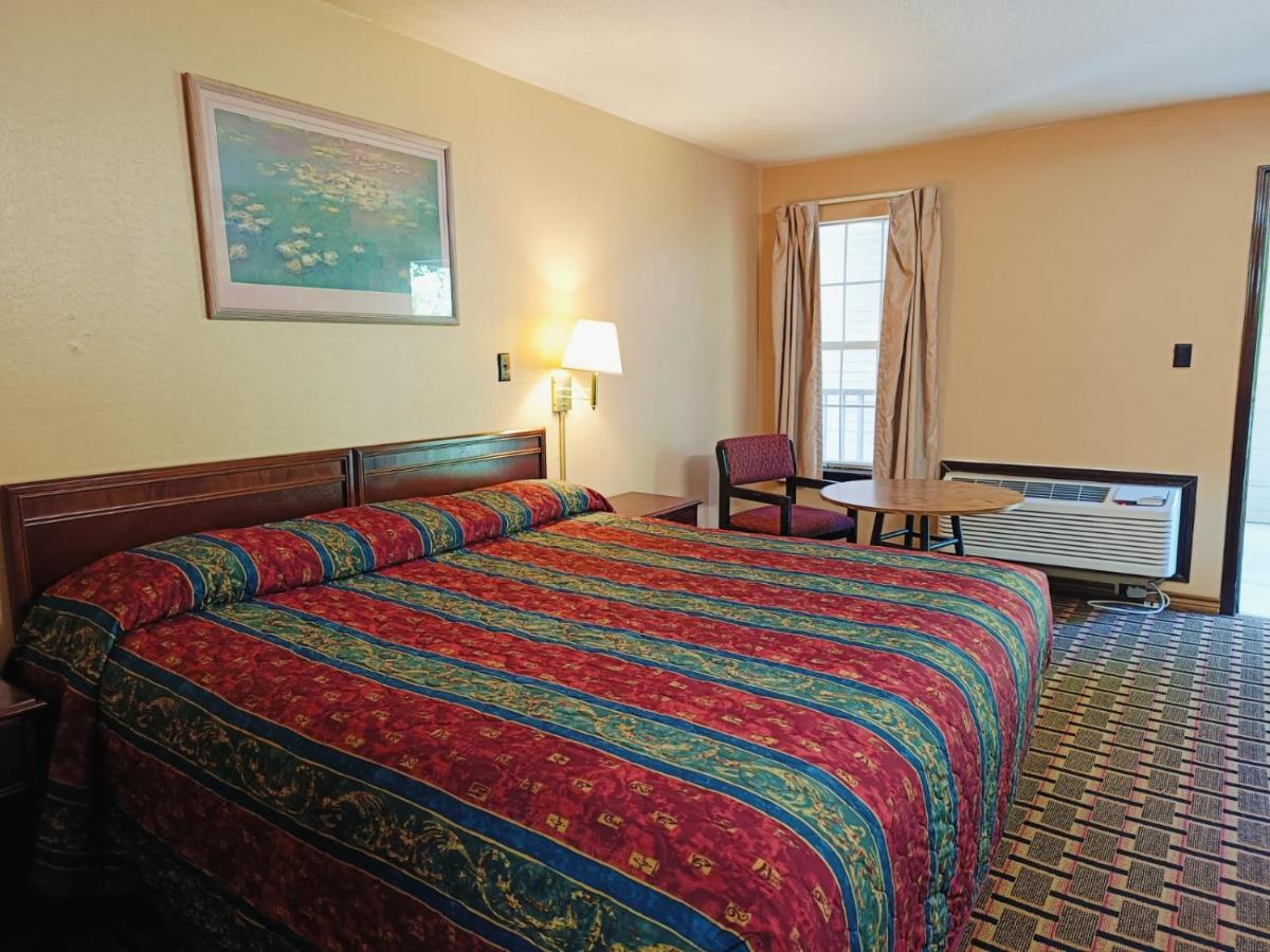 Victorian Inn Athens TX — photo 24