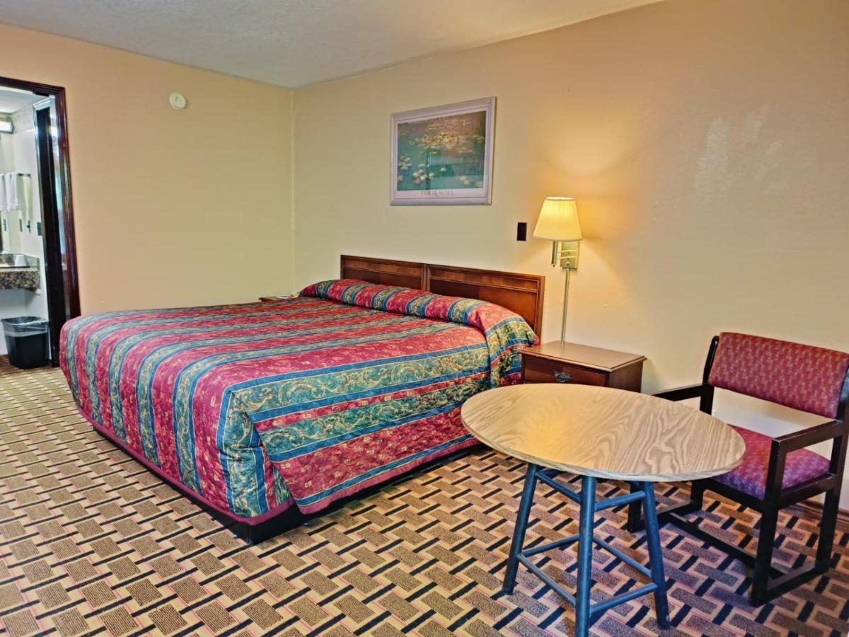 Victorian Inn Athens TX — photo 23
