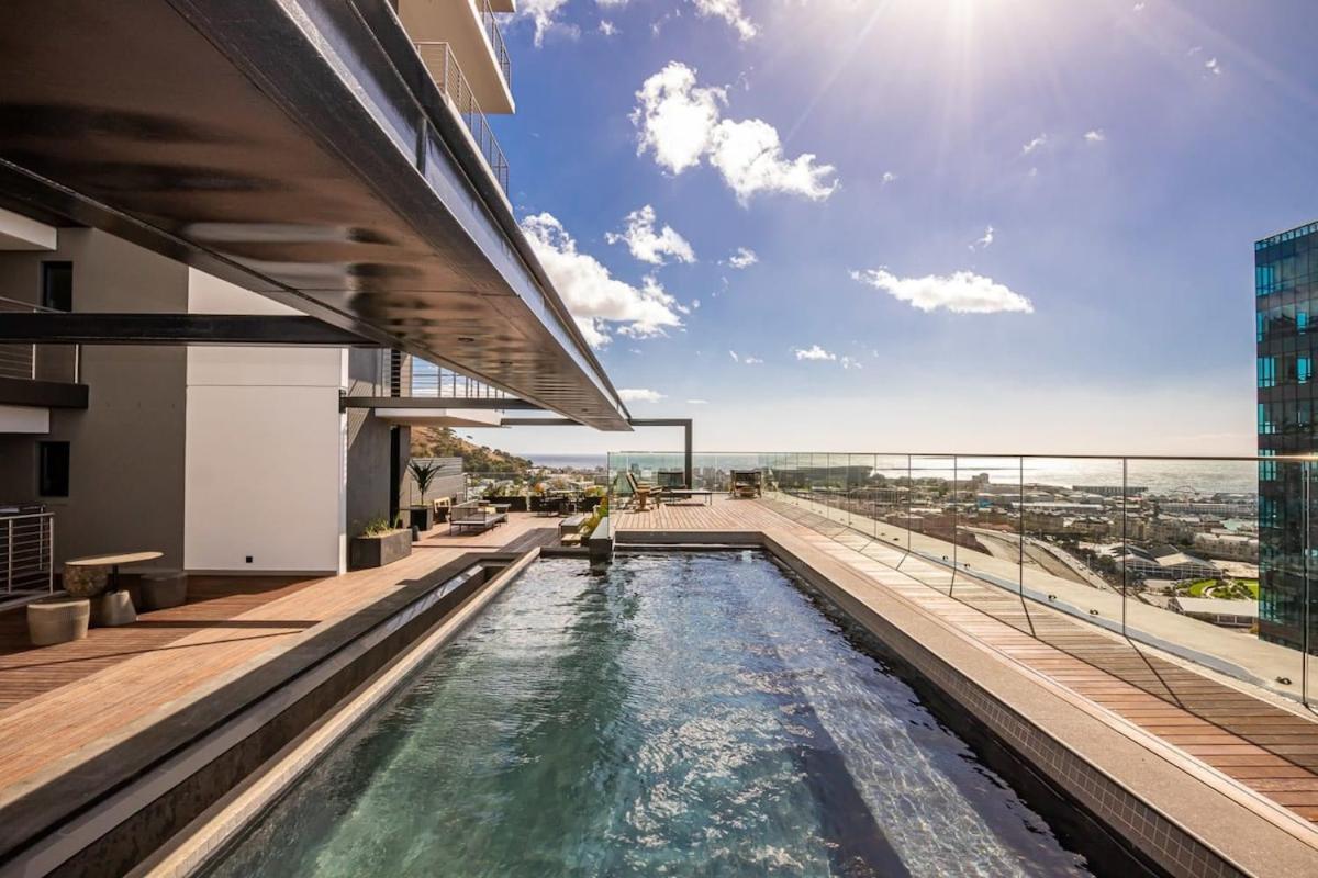 Outdoor pool Apartment, Gym, Bar & views - 4