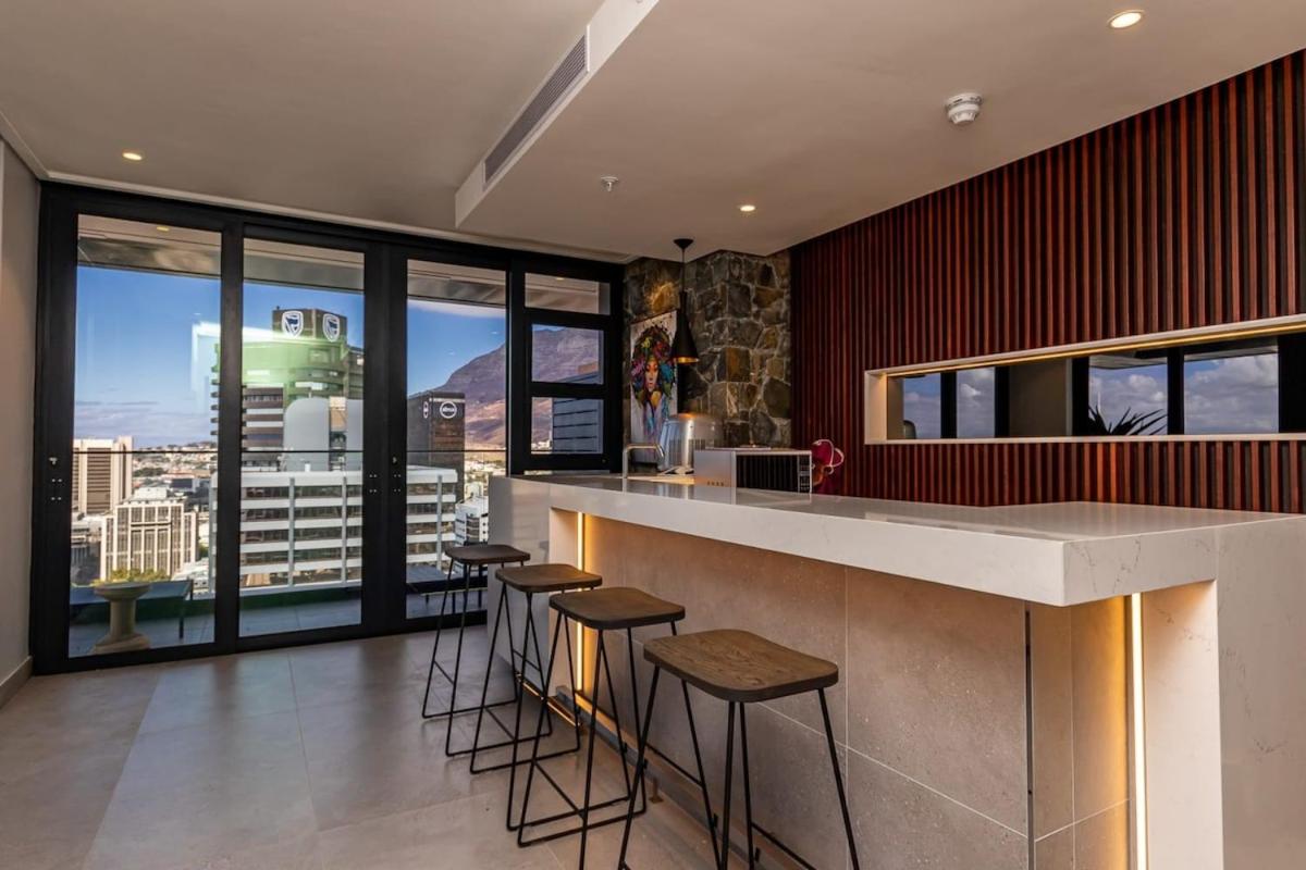 Outdoor pool Apartment, Gym, Bar & views - 5