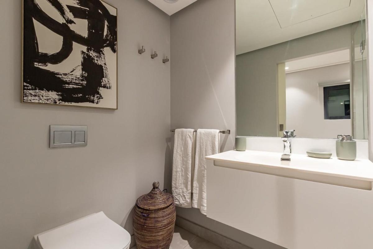 Outdoor pool Apartment, Gym, Bar & views - 3