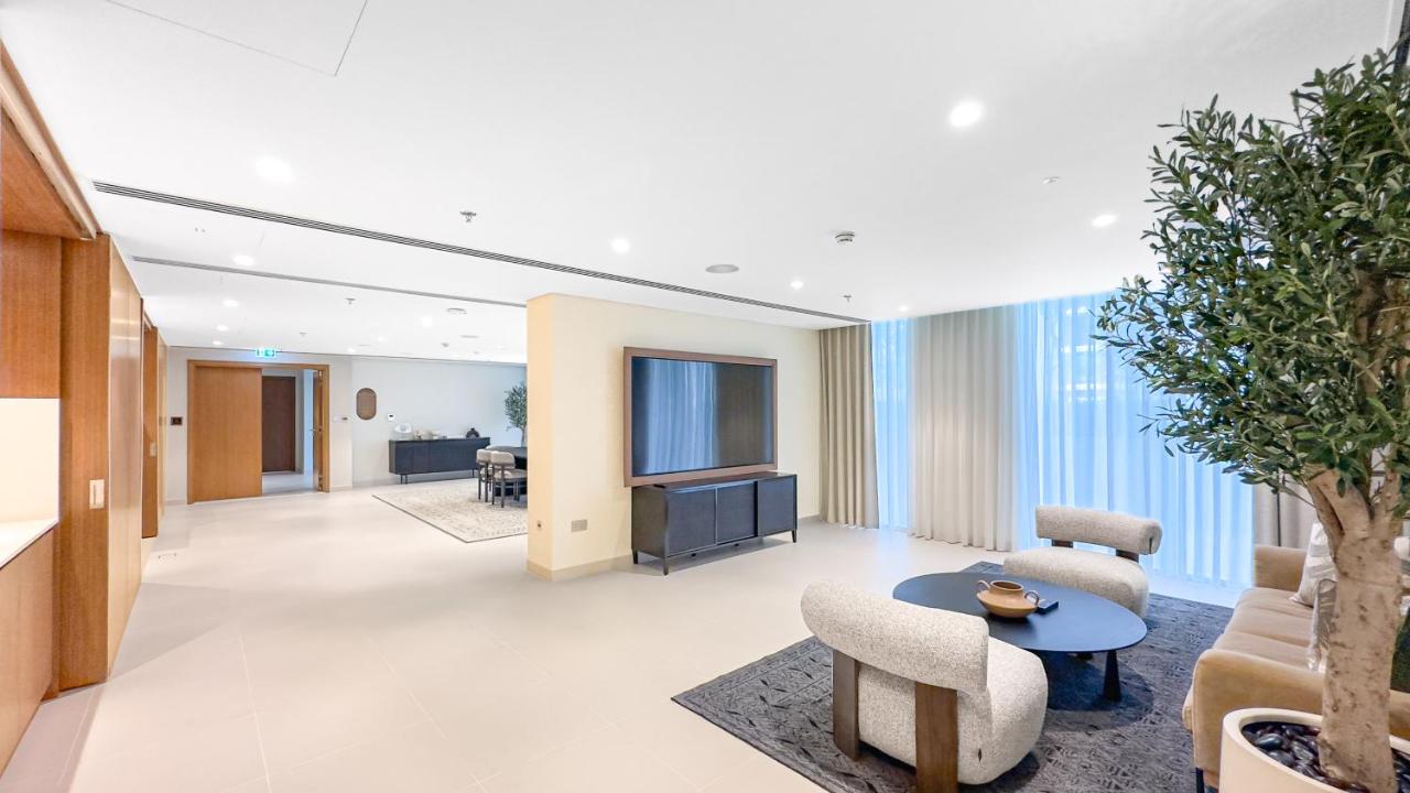 Escape24 Luxury 1BR with Sea View and Beach Access, Dubai Harbour - 2