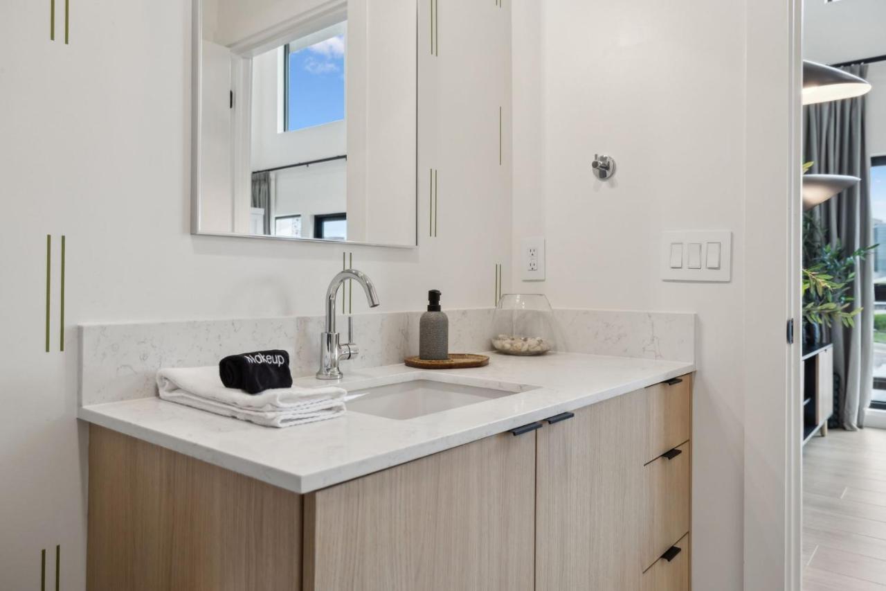 Beverly Nash in Music City Walk to Broadway - 3